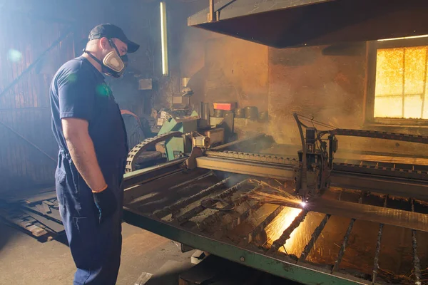 CNC plasma cutting machine during operation. — Stock Photo, Image