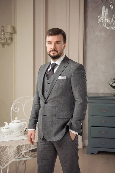 Handsome elegant young man in classic vintage apartments. Fashion. — Stock Photo, Image