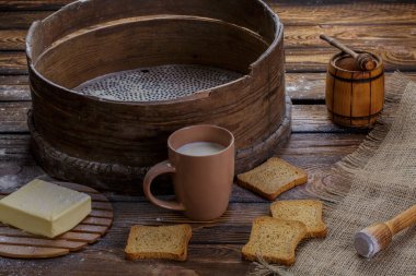 Elek ve un ile toz ürünler