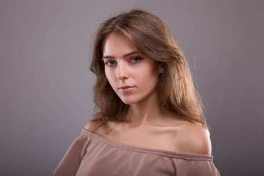 Kavram Cilt Bakımı kadınlar için. Güzel kadın çıplak omuz ile temiz bakımlı tenli ve uzun saçları var. Yakın çekim portre