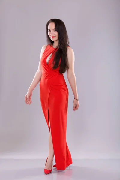 Hermosa mujer joven en vestido largo rojo —  Fotos de Stock