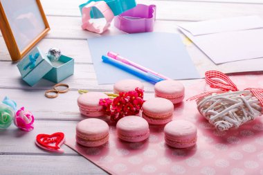 Pembe Kalp şeklinde macaroons ve alyans kartpostal, fotoğraf çerçevesi ile