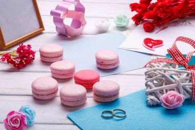 Pembe Kalp şeklinde macaroons ve alyans kartpostal, fotoğraf çerçevesi ile