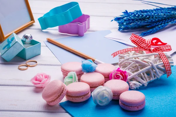 Pembe Kalp şeklinde macaroons ve alyans kartpostal, fotoğraf çerçevesi ile