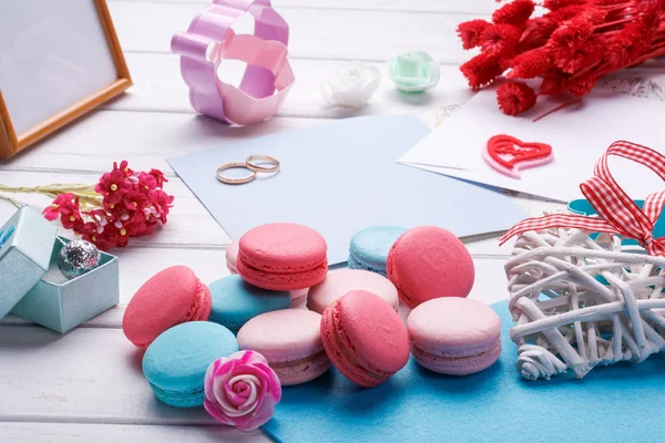 Pembe Kalp şeklinde macaroons ve alyans kartpostal, fotoğraf çerçevesi ile