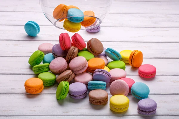 Macarons colorés coulant du vase sur fond blanc. Placer le texte fot — Photo