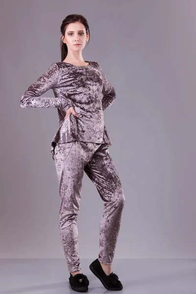 Brunett kvinna bär siden sammet kostym kläder för affärskvinna. Office stil över grå bakgrund. casual flicka. mode-katalogen. — Stockfoto