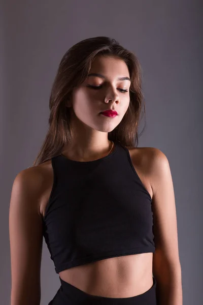 Retrato de cerca de la moda de la mujer sensual mirando hacia abajo sobre fondo gris —  Fotos de Stock