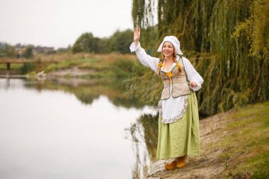 sahilinde bir köylü kadın elini dalgalar