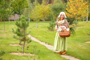 bir sepet içinde park ile bir köylü kadın yürüyor