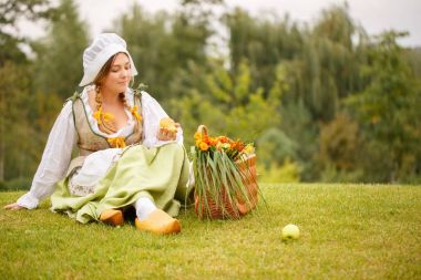 köylü kadın bir piknikte durdu. Armut bakar
