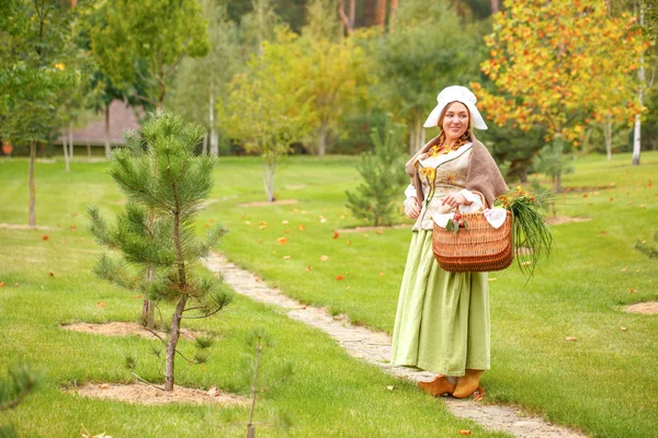 bir sepet içinde park ile bir köylü kadın yürüyor