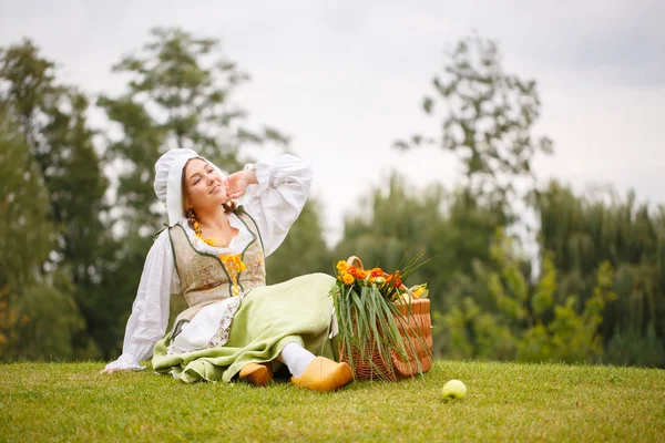 köylü kadın piknik geri kalanı için durdu
