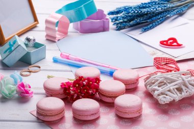 Pembe Kalp şeklinde macaroons ve alyans kartpostal, fotoğraf çerçevesi ile