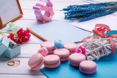 Pembe Kalp şeklinde macaroons ve alyans kartpostal, fotoğraf çerçevesi ile