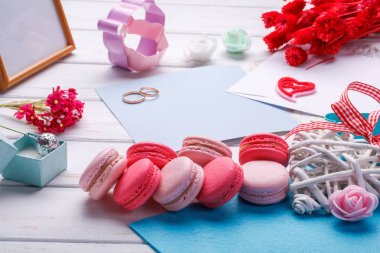 Pembe Kalp şeklinde macaroons ve alyans kartpostal, fotoğraf çerçevesi ile