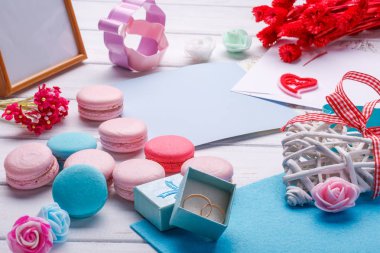 Pembe Kalp şeklinde macaroons ve alyans kartpostal, fotoğraf çerçevesi ile