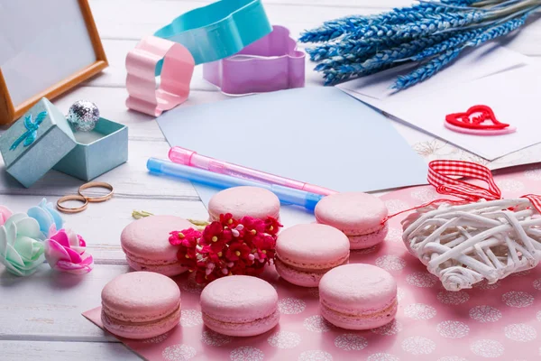 Pembe Kalp şeklinde macaroons ve alyans kartpostal, fotoğraf çerçevesi ile