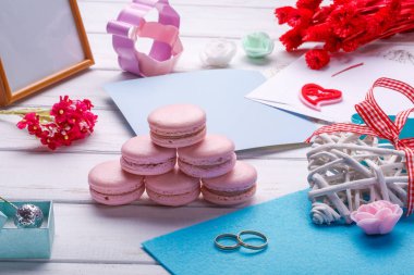 Pembe Kalp şeklinde macaroons ve alyans kartpostal ile. yazıt için bir yer.