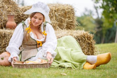 bir köylü kadın piknik saman içinde için hazırlar