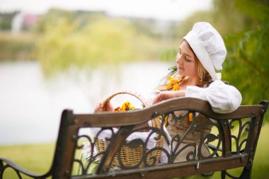 bir köylü bankta bir aperatif hazırlar