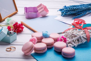 Pembe macaroons. Düğün konu. nikah yüzükleri. kartpostal kalem ile