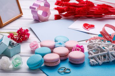 Renkli kurabiye. Düğün konu. nikah yüzükleri. Kartpostal Zarf ile