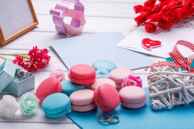 Renkli kurabiye. Düğün konu. nikah yüzükleri. Kartpostal Zarf ile