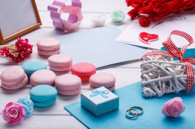 Renkli kurabiye. Düğün konu. nikah yüzükleri. Kartpostal Zarf ile