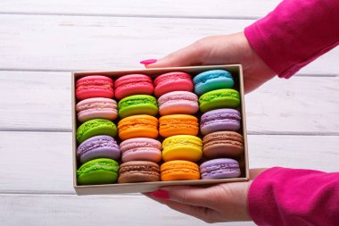 Renkli macaroons kutusuyla tutan kadın. Tatlı. French Riviera için seyahat tatil yaz.