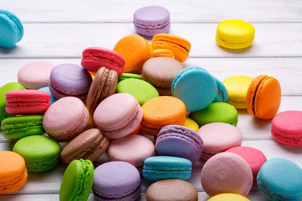 Des macarons français. Macarons café, chocolat, vanille et framboise, ton vintage — Photo