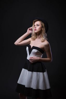 Retro tarzı. Tam moda portre içinde siyah ve beyaz çizgili bir güzel genç seksi kadın