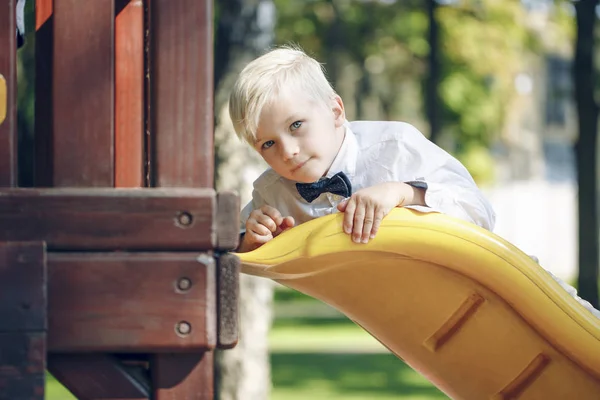 Lindo niño en el patio de recreo — Foto de Stock