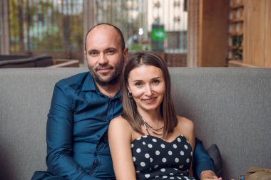 Gülümseyen çift kanepede oturan