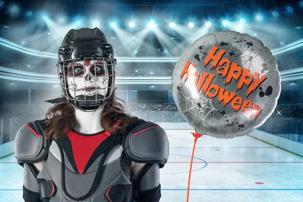 Feliz Halloween. jugador de hockey en un casco de hockey y máscara con un globo contra el telón de fondo o fondo de un campo de hockey. Día de Todos los Santos — Foto de Stock