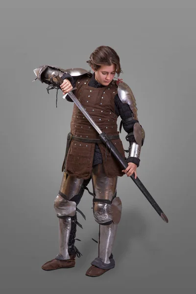 Porträt einer mittelalterlichen Ritterin in Rüstung vor grauem Hintergrund — Stockfoto