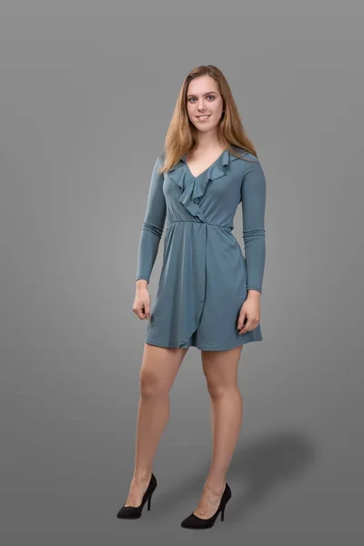 Jovem modelo bonito plus size vestindo em vestido azul, xl mulher em fundo estúdio cinza — Fotografia de Stock
