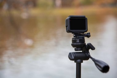 Göl yanında tripod üzerinde kamera.