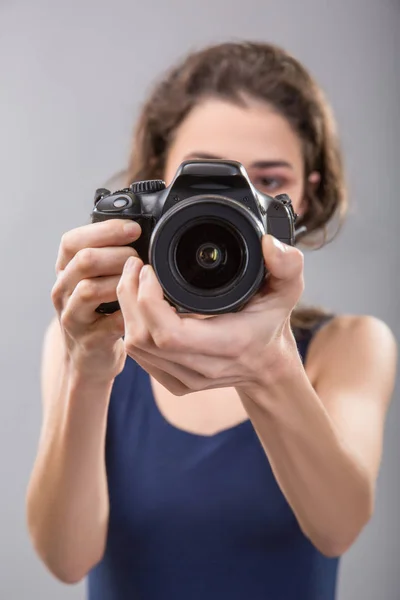 Mooie vrouw is een professionele fotograaf met camera — Stockfoto