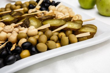 Turşu bir büfe masaya bir tabak. Marine mantar, tuzlu salatalık, zeytin, fasulye hardal seçimi