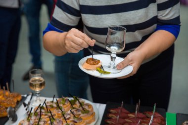 Kadın kanepe parti catering alarak