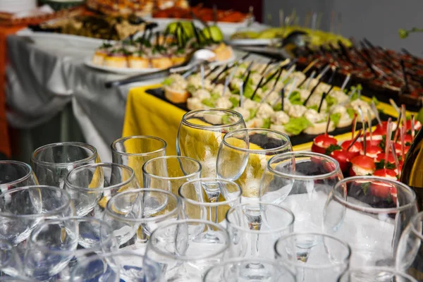 Lege glazen staan op een feestelijke tafel met bereidingen voor de bruiloft — Stockfoto