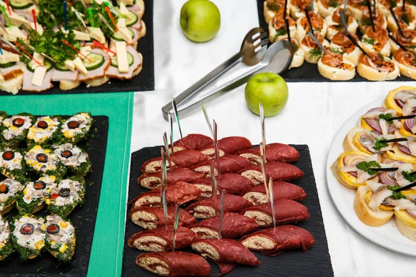 Schön dekorierter Catering-Banketttisch mit verschiedenen Snacks und Vorspeisen auf Firmengeburtstagsfeier oder Hochzeitsfeier — Stockfoto
