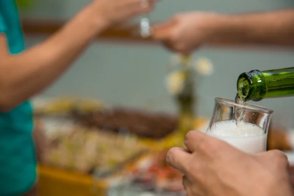 Despejando champanhe em vidro na festa das galinhas, de perto — Fotografia de Stock
