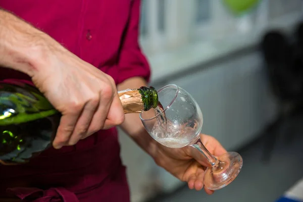 Despejando champanhe em vidro na festa das galinhas, de perto — Fotografia de Stock