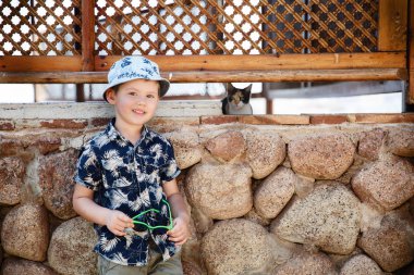 Bir kedi ile küçük turistik çocuk fotoğrafı