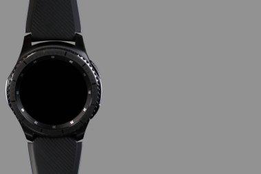 gri bir arka plan üzerinde boş bir arama ile akıllı izle