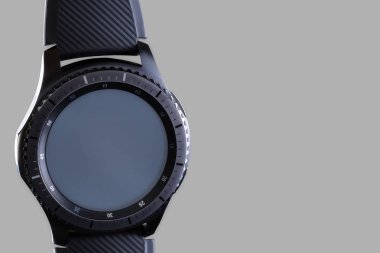 gri bir arka plan üzerinde boş bir arama ile akıllı izle