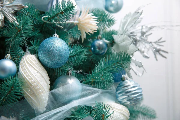 Niebieski piłka Boże Narodzenie na świerk — Zdjęcie stockowe