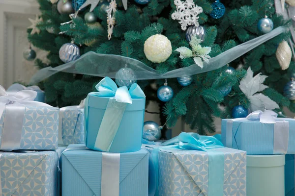 Noel ağacı mavi hediyeler ile dekore edilmiş — Stok fotoğraf